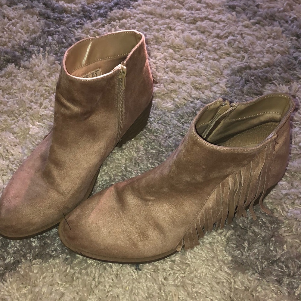 Tassel suede boots